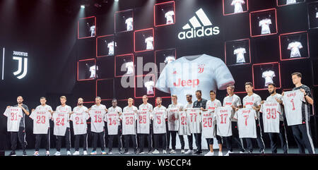 Les joueurs de la Juventus F.C. assister à une conférence de presse pour lancer de nouvelles 2019-2020 matchs à l'International au cours de la Coupe des Champions 2019 Tournoi de football à Shanghai, Chine, le 25 juillet 2019. Banque D'Images