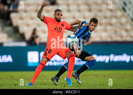 Layvin Kurzawa, gauche, du Paris Saint-Germain F.C. défis un joueur de l'Inter Milan durant leur match de football International Super Cup à Macao, Chine, 27 juillet 2019. Le milieu de terrain portugais Joao Mario a marqué le point final-kick comme l'Inter Milan a battu Paris Saint-Germain Neymar-moins sur les pénalités à Macao le samedi (27 juillet 2019). Banque D'Images