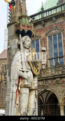 Vue de la sculpture du Roland de Brême sur la place du marché dans le centre-ville médiéval, statue à l'épée et bouclier, monument antique, ensoleillée Banque D'Images