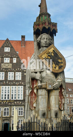 Sculpture du Roland de Brême sur la place du marché dans le centre-ville médiéval, statue à l'épée et bouclier, monument antique, journée ensoleillée Banque D'Images