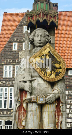 Vue panoramique de la sculpture du Roland de Brême sur la place du marché dans le centre-ville médiéval, statue à l'épée et bouclier, monument antique Banque D'Images