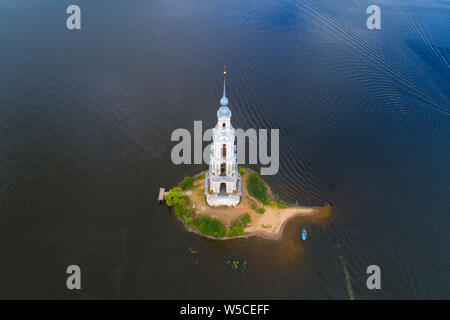 Une vue de la hauteur de l'ancien clocher inondé sur le réservoir d'Ouglitch le long d'une journée de juillet. Kalyazin, Russie Banque D'Images