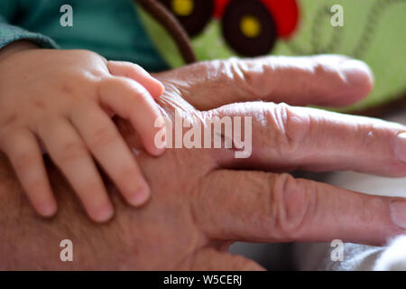 La grande affection entre les enfants, les mères et les grands-parents Banque D'Images