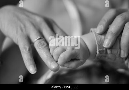 La grande affection entre les enfants, les mères et les grands-parents Banque D'Images