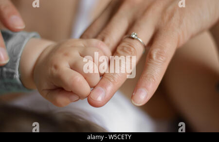 La grande affection entre les enfants, les mères et les grands-parents Banque D'Images