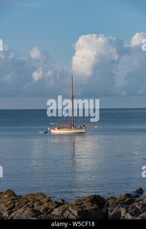 Mousehole, Cornwall, UK. 28 juillet 2019. Météo britannique. Le week-end chaud continue à Cornwall, avec une mer calme pour le bateau amarré au large de la nuit Mousehole. Simon crédit Maycock / Alamy Live News. Banque D'Images