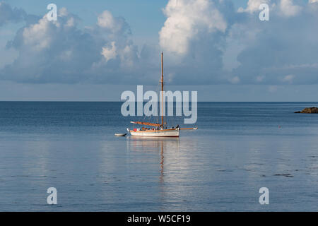 Mousehole, Cornwall, UK. 28 juillet 2019. Météo britannique. Le week-end chaud continue à Cornwall, avec une mer calme pour le bateau amarré au large de la nuit Mousehole. Simon crédit Maycock / Alamy Live News. Banque D'Images