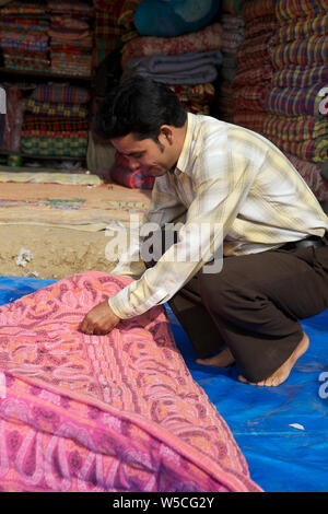 L'homme en quilting shop Banque D'Images