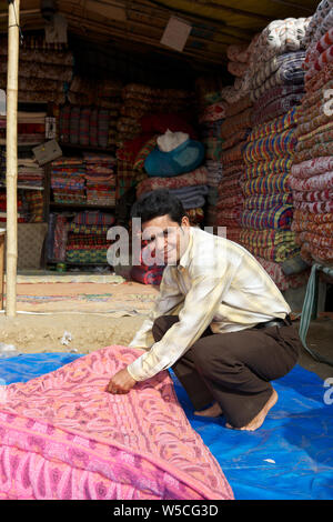 L'homme en quilting shop Banque D'Images