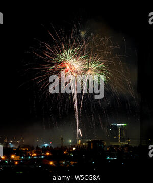 Colorés de couleurs vives et d'artifice salve de différentes couleurs dans le ciel de nuit Banque D'Images