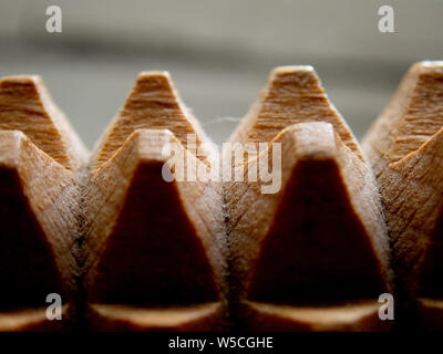 Macro d'une outil de massage de bois en bois - pointes/pyramides historique Banque D'Images