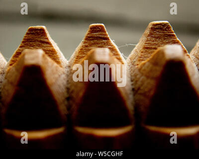 Macro d'une outil de massage de bois en bois - pointes/pyramides historique Banque D'Images