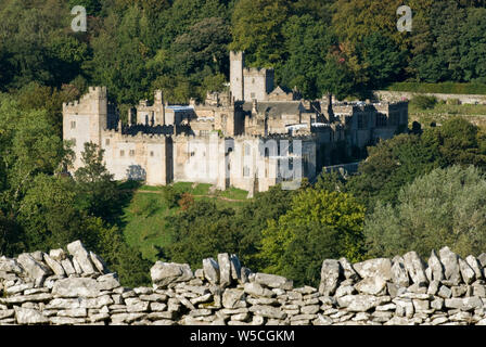 Haddon Hall une maison de campagne anglaise sur la rivière Wye près de Bakewell en Angleterre Banque D'Images