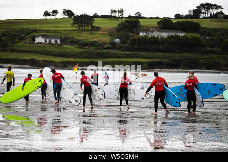 Juillet 27th, 2019, Clonakilty, Irlande - les étudiants d'une école de surf locale prendre leurs conseils dans l'eau à Inchydoney beach Banque D'Images