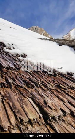 Cottage avec toit couvert de neige dans les Alpes suisses, Suisse Banque D'Images