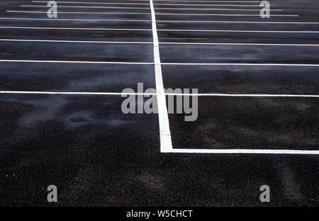 Lignes blanches peintes sur tarmac indiquant parkings Banque D'Images