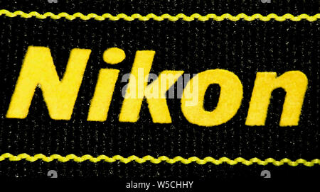 Le logo de Macro Nikon écrit sur un intrant textile bandoulière (la texture de fond est le matériau de la sangle) Banque D'Images