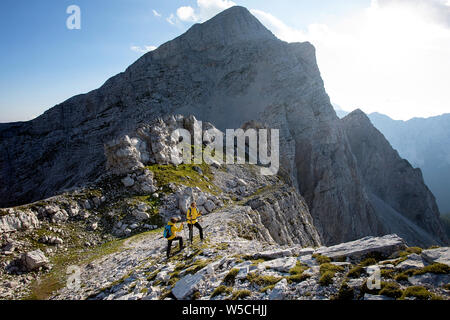 Mère et fils randonnées sur rocky mountain Sitna glava, dans les Alpes Juliennes, en Slovénie, Europe Banque D'Images