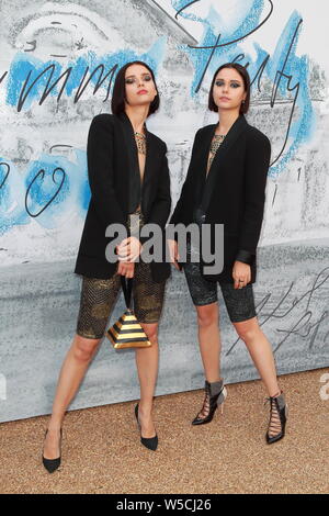 Serpentine Gallery Summer Party 2019 - présenté par les galeries Serpentine et Chanel - à la Serpentine Gallery dans les jardins de Kensington, Londres. Comprend : la floraison des jumeaux, Anna Kuprienko, Sofia Kuprienko Où : London, Royaume-Uni Quand : 25 juin 2019 Source : WENN.com Banque D'Images