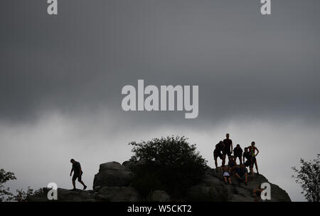 Schmitten, Allemagne. 28 juillet, 2019. Les nuages sombres se déplacent sur la Großer Feldberg dans le Taunus, sur lequel les poussettes sont sur leur chemin. Credit : Arne Dedert/dpa/Alamy Live News Banque D'Images