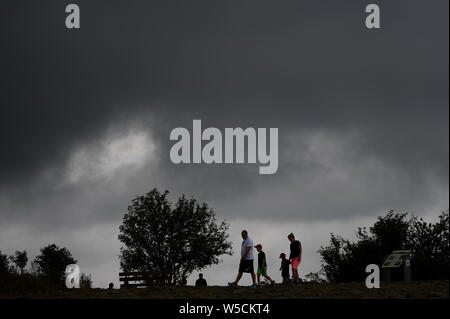 Schmitten, Allemagne. 28 juillet, 2019. Les nuages sombres se déplacent sur la Großer Feldberg dans le Taunus, sur lequel les poussettes sont sur leur chemin. Credit : Arne Dedert/dpa/Alamy Live News Banque D'Images