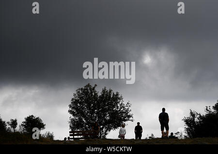 Schmitten, Allemagne. 28 juillet, 2019. Les nuages sombres se déplacent sur la Großer Feldberg dans le Taunus, sur lequel les poussettes sont sur leur chemin. Credit : Arne Dedert/dpa/Alamy Live News Banque D'Images