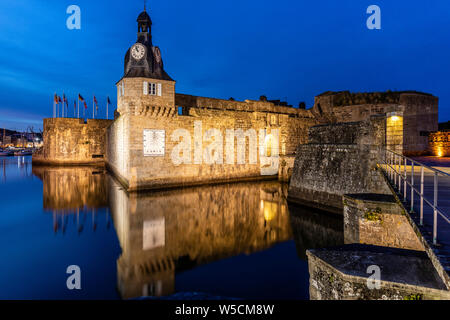 La nuit, la tour de l'horloge et l'entrée de causeway court la vieille ville fortifiée de Concarneau Banque D'Images