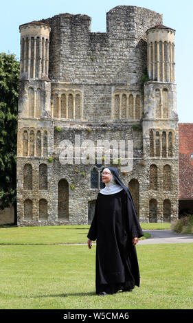 Mère Mary David marche dans le domaine de l'abbaye de St Mary, également connue sous le nom d'abbaye de Malling, à West Malling, dans le Kent. Selon les militants, le mode de vie de la communauté des moniales est menacé par les propositions de construction d'un logement à côté de leur ancienne maison isolée. Banque D'Images