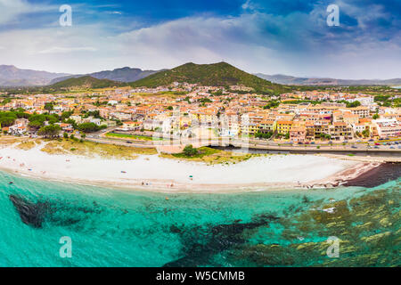 Graniro avec plage d'azur à l'eau claire et La Caletta ville, Sardaigne, Italie, Europe. Banque D'Images