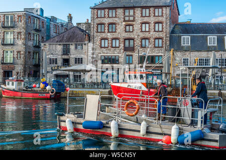 Sutton Harbour dans le quartier de Barbican de Plymouth, Devon, Angleterre, Royaume-Uni. Banque D'Images