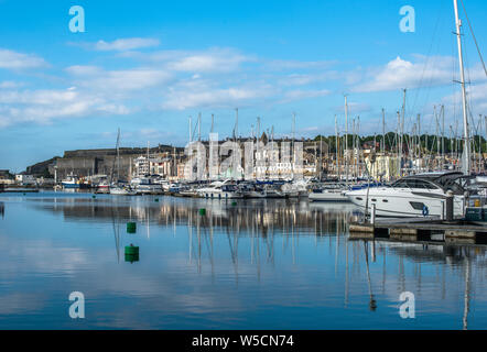 Sutton Harbour dans le quartier de Barbican de Plymouth, Devon, Angleterre, Royaume-Uni. Banque D'Images