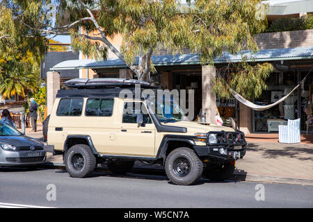 Toytoa troopcarrier troopy landcruiser 78 modèle en beige garée dans une rue de Sydney mais équipé pour la conduite hors route overlanding,voyage Australie Banque D'Images