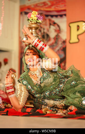 Les performances des artistes à Pushkar, Inde Rajasthan juste. Banque D'Images