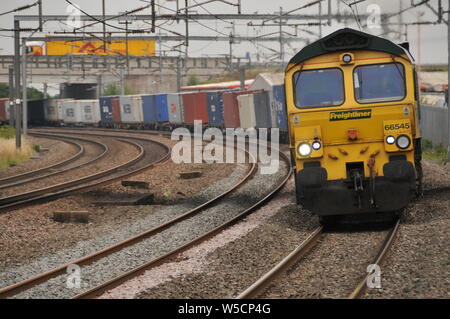 Vs Rail Road - Diesel-Electric 66 comparaison classe Locomotive 66545 avec un train de Felixstowe à Crewe freightliner à Lichfield Trent Valley Banque D'Images