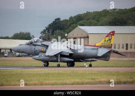 La Marine espagnole EAV-8B Harrier II Plus sur la piste prêt à se soulever à l'RIAT 2019 tenue à RAF Fairford. Banque D'Images