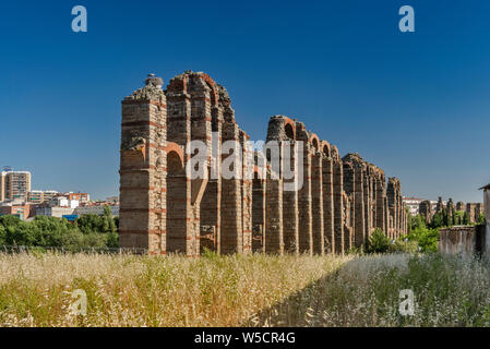 Les cigognes nichant dans Acueducto Los Milagros, aqueduc romain, 1er siècle, à Merida, Badajoz province, Estrémadure, Espagne Banque D'Images