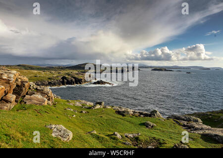 Jardins de la côte ouest de l'île de Lewis, Hébrides extérieures en Écosse avec ciel nuageux spectaculaire Banque D'Images