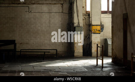 Couloir sombre à l'usine. La production lourde. Banque D'Images