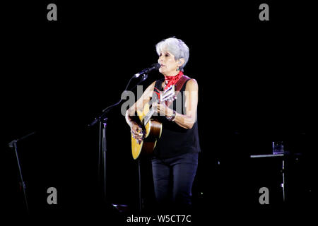 Joan Baez chantant et jouant dans son dernier concert de sa carrière au Festival des fleurs à Collegno, Turin, Italie Banque D'Images