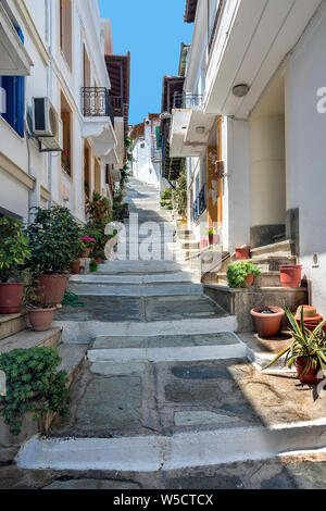 Une rue dans la ville de Skopelos, Sporades du Nord de la Grèce. Banque D'Images