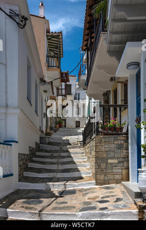 Une rue dans la ville de Skopelos, Sporades du Nord de la Grèce. Banque D'Images