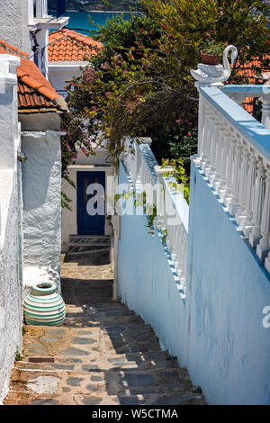 Une rue dans la ville de Skopelos, Sporades du Nord de la Grèce. Banque D'Images