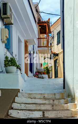 Une rue à épaulement à Skopelos, Sporades du Nord de la Grèce. Banque D'Images