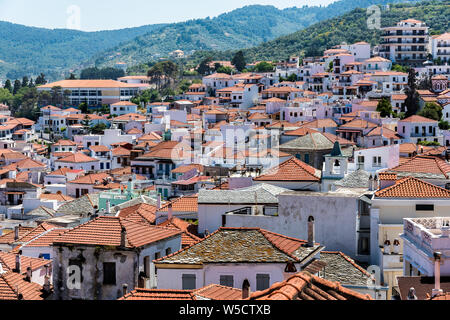 Surplombant la ville de Skopelos, Sporades du Nord de la Grèce. Banque D'Images