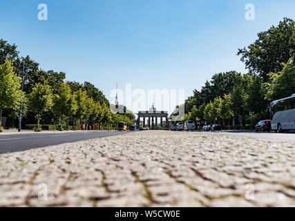 Low angle view of Porte de Brandebourg et la rue du 17 juin à Berlin, en Allemagne, le jour d'été ensoleillé Banque D'Images