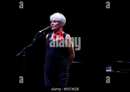 Joan Baez chantant et jouant dans son dernier concert de sa carrière au Festival des fleurs à Collegno, Turin, Italie Banque D'Images