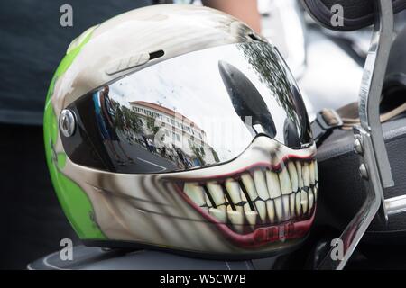 Dresde, Allemagne. 28 juillet, 2019. Un casque est allongé sur le siège d'une moto Harley Davidson avant le début d'une parade des motards à l'occasion de la Harley Days 2019 à Dresde. La Biker Parade marque aussi la fin de la Harley Days (26 au 28 juillet 2019) dans la capitale de l'état. Credit : Sebastian Kahnert/dpa-Zentralbild/ZB/dpa/Alamy Live News Banque D'Images