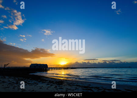 Plage de Busselton Jetty et nuages en après-midi, coucher du soleil, l'ouest de l'Australie Banque D'Images