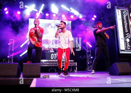 Las Vegas, USA. 27 juillet, 2019. Las Vegas, NV, USA. 27 juillet, 2019. Jacob Underwood, Dan Miller, Trevor Penick de O-Town sur scène pour Concert de la tournée 2000, Fremont Street Experience, Las Vegas, NV le 27 juillet 2019. Credit : Everett Collection Inc/Alamy Live News Banque D'Images