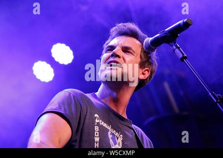 Las Vegas, USA. 27 juillet, 2019. Las Vegas, NV, USA. 27 juillet, 2019. Tyler Hilton sur scène pour Concert de la tournée 2000, Fremont Street Experience, Las Vegas, NV le 27 juillet 2019. Credit : Everett Collection Inc/Alamy Live News Banque D'Images